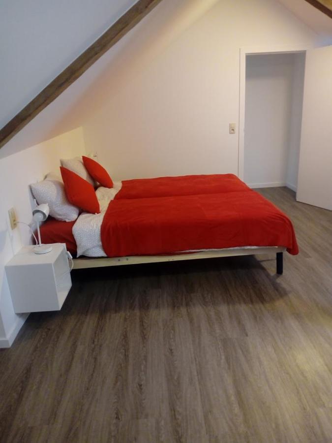 La Vieille Tour Hotel Hotton Bagian luar foto