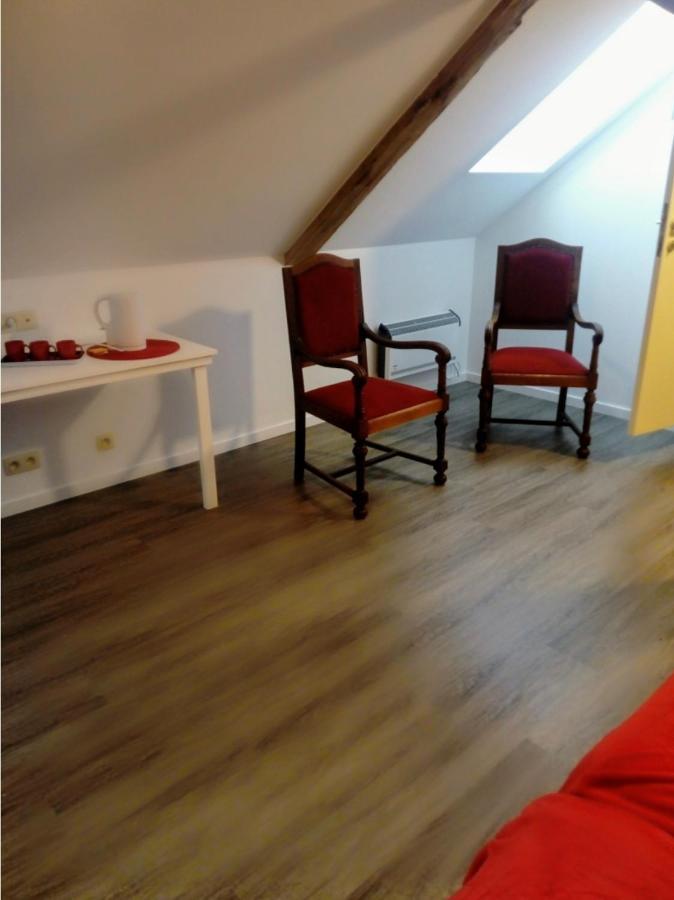 La Vieille Tour Hotel Hotton Bagian luar foto
