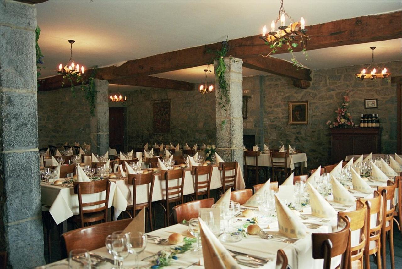 La Vieille Tour Hotel Hotton Bagian luar foto